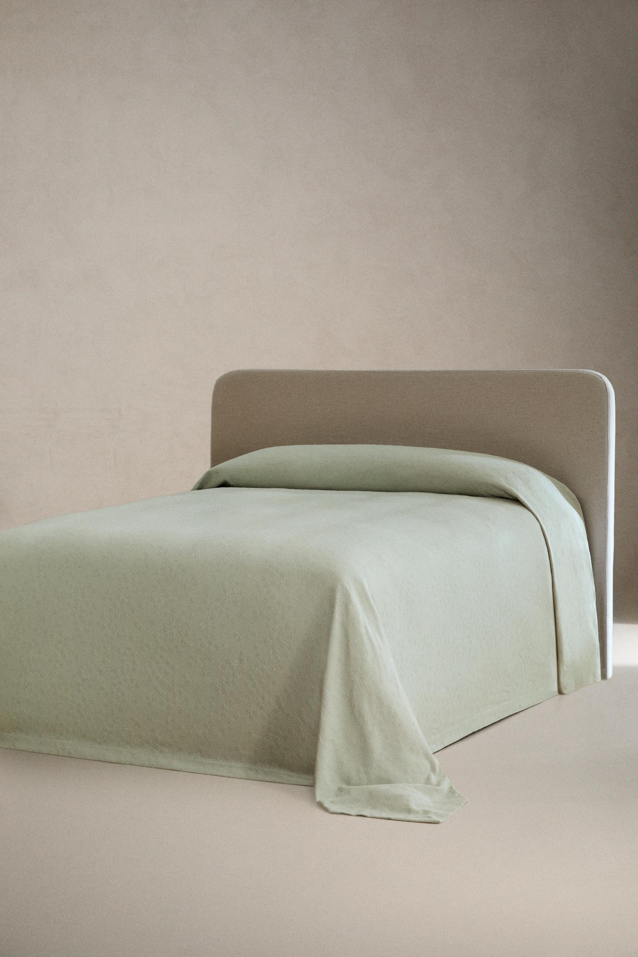 CLOVER BEDSPREAD